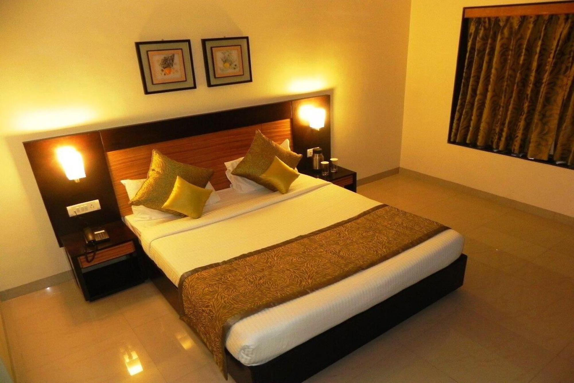 Collection O Reeva Regency Hotel Shirdi Exterior photo
