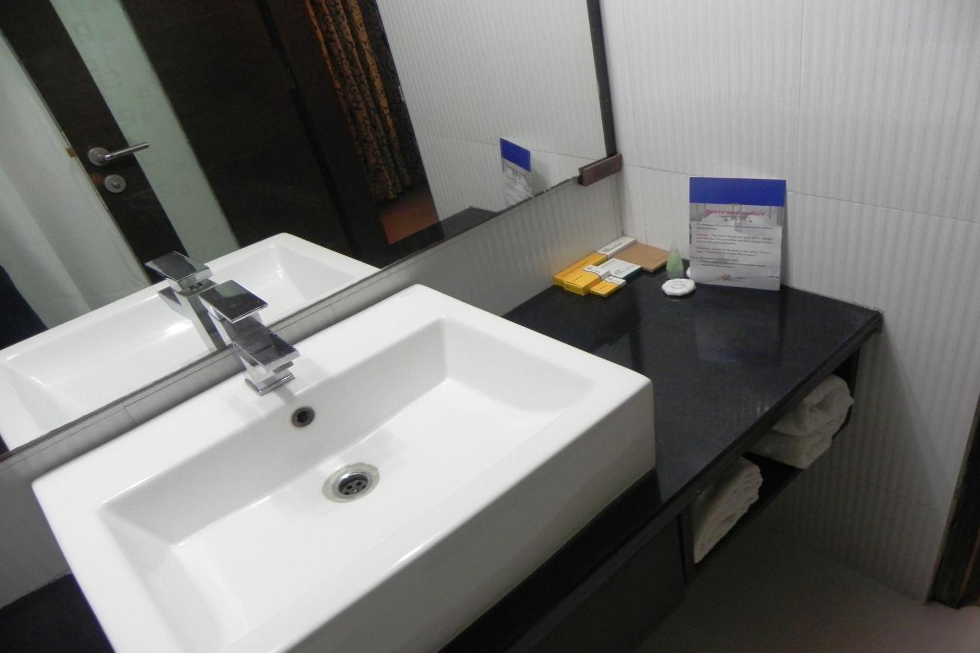 Collection O Reeva Regency Hotel Shirdi Exterior photo