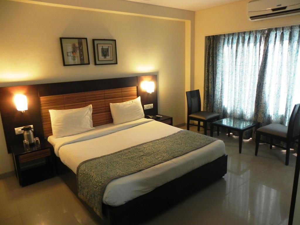 Collection O Reeva Regency Hotel Shirdi Room photo