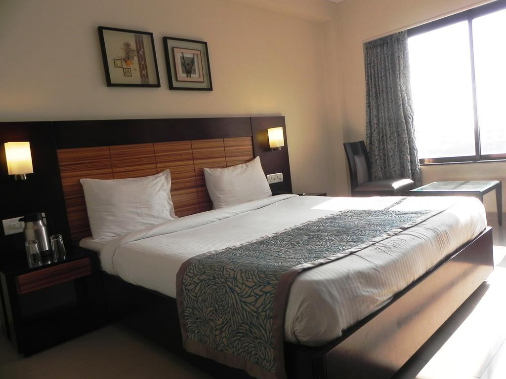 Collection O Reeva Regency Hotel Shirdi Room photo