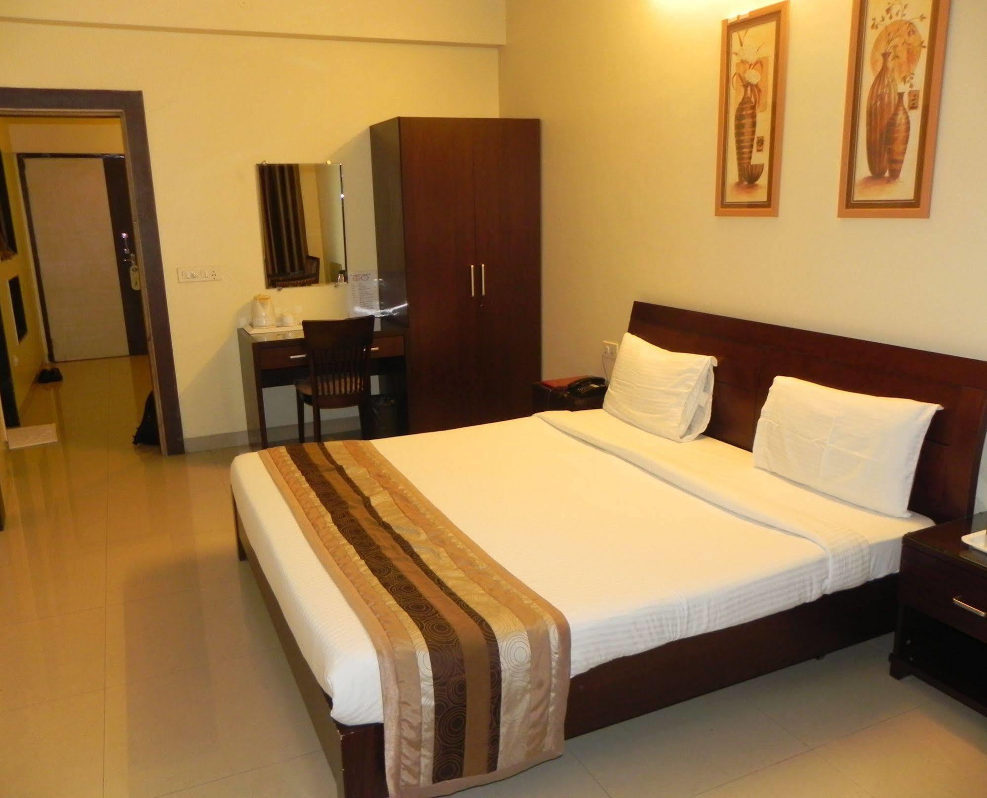 Collection O Reeva Regency Hotel Shirdi Exterior photo